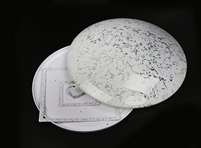 裂紋吸（xī）頂（dǐng）燈罩